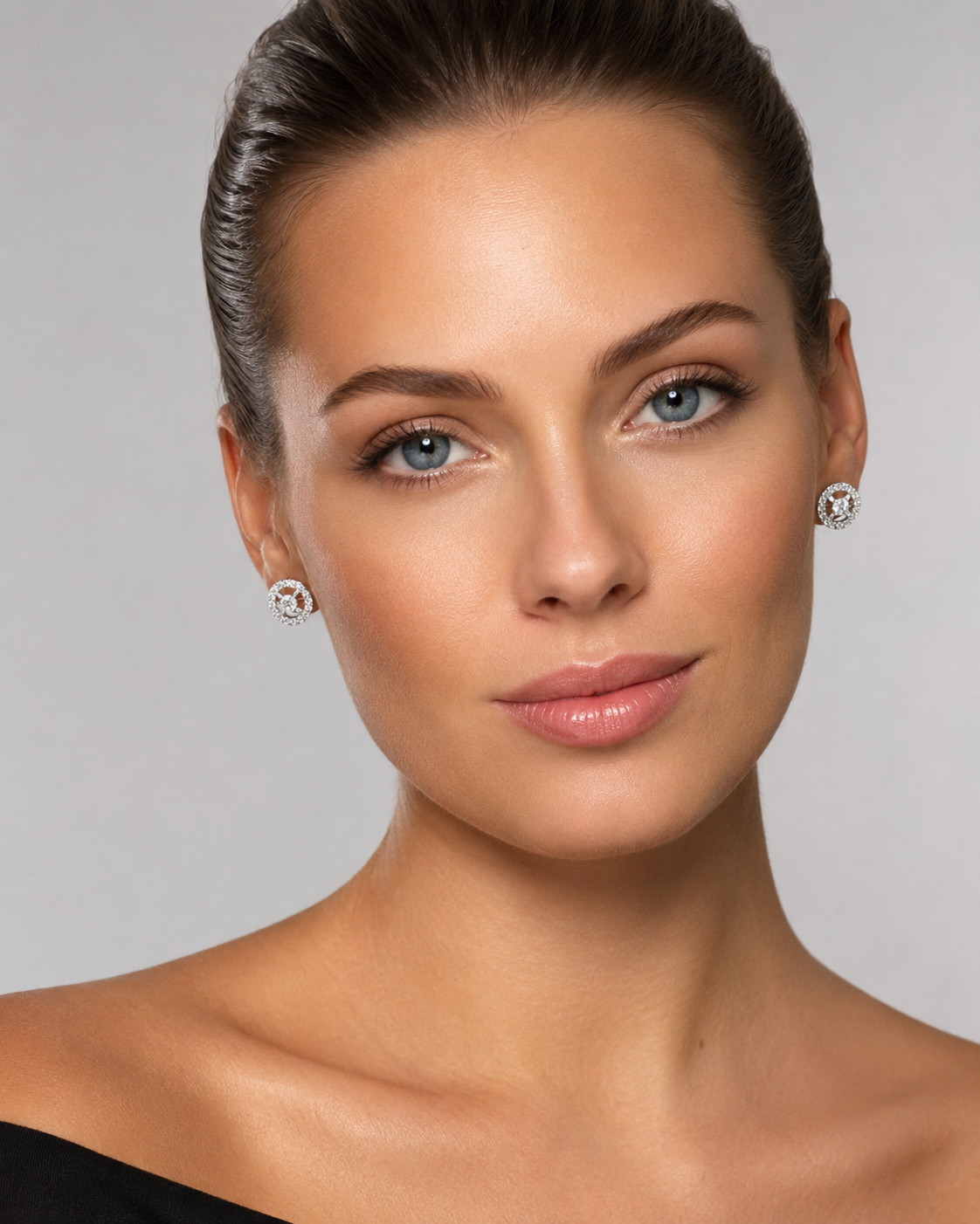 Aurelia Royale White Gold Round Stud Earrings with Labgrown Diamond Accents