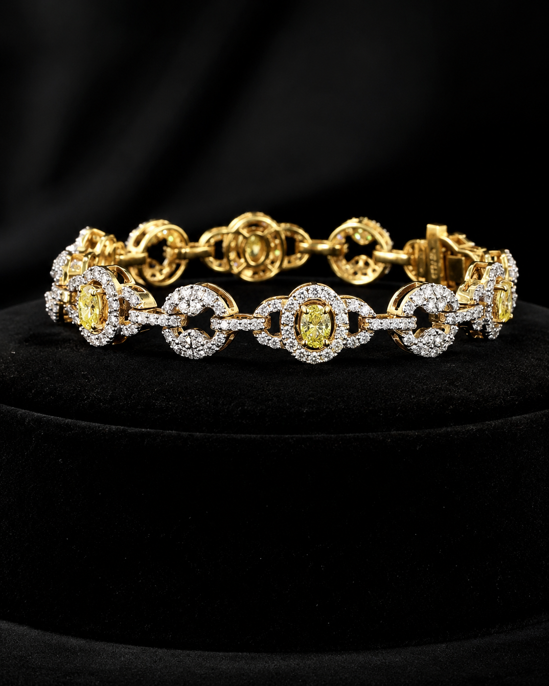 Aurelia Royale Yellow Gold Oval Link Bracelet with Labgrown Diamond Accents