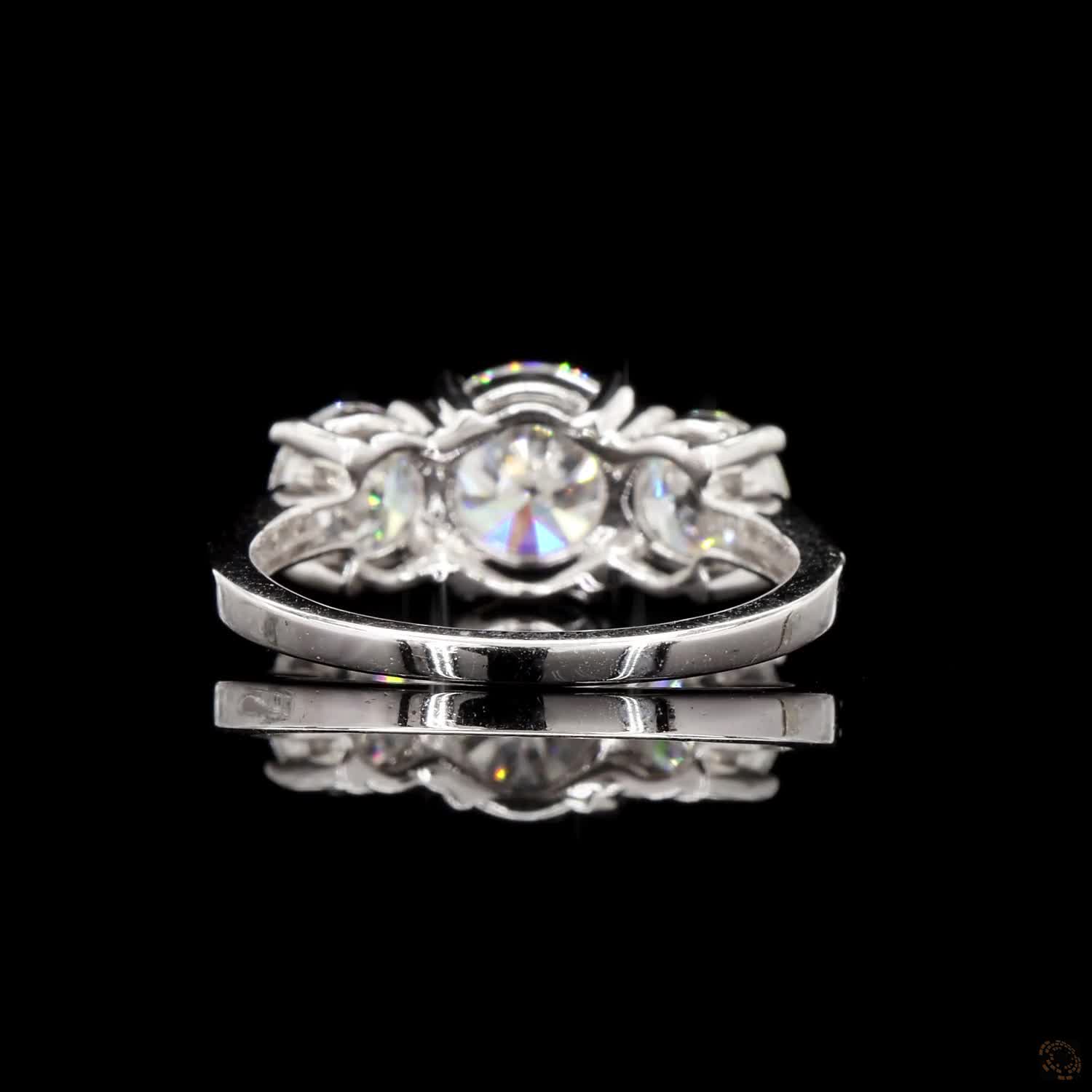 Aurelia Royale White Gold Solitaire Ring with Labgrown Diamond Accents